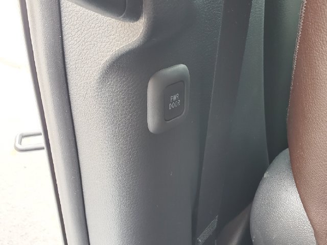 Used 2024 Toyota Sienna Platinum FWD image 13