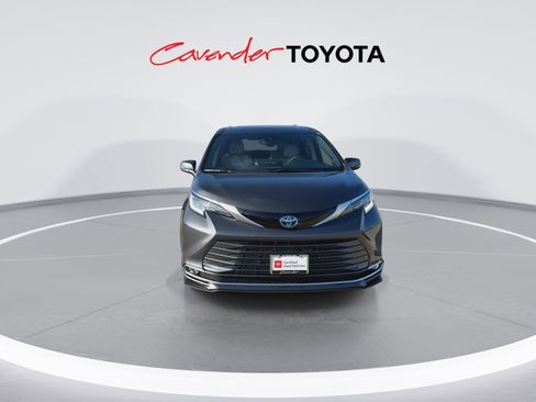 Certified 2025 Toyota Sienna Limited image 3