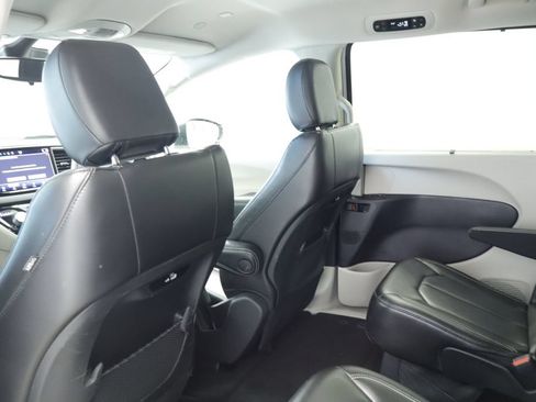 Certified 2023 Chrysler Pacifica Touring-L FWD image 22