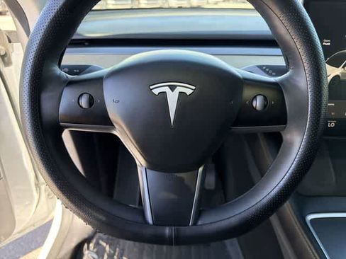 Used 2021 Tesla Model Y Long Range image 19