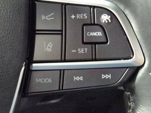 Used 2021 Toyota Highlander LE AWD/4WD image 13