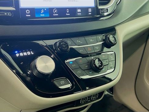 Used 2024 Chrysler Pacifica Touring-L image 11