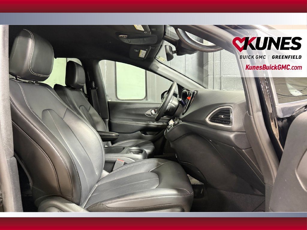 Used 2025 Chrysler Pacifica Select FWD image 37
