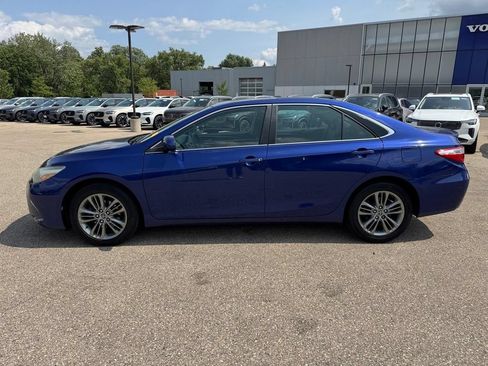 Used 2015 Toyota Camry SE w/ Moonroof Package FWD image 2