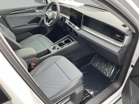 New 2025 Volkswagen Tiguan SE image 9