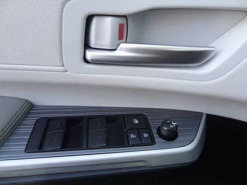 Used 2025 Toyota Sienna XLE image 19