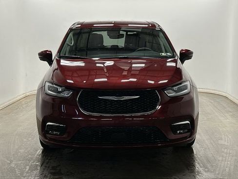 Used 2023 Chrysler Pacifica Touring-L image 32