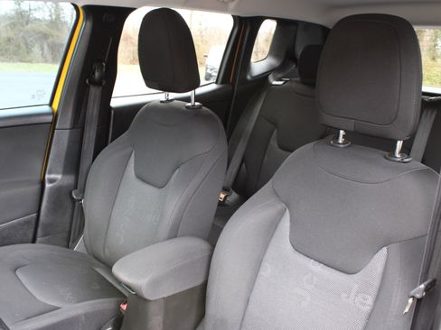 Used 2016 Jeep Renegade Latitude w/ Cold Weather Group image 12