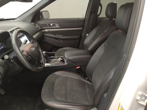 Used 2018 Ford Explorer XLT w/ Equipment Group 202A FWD image 17