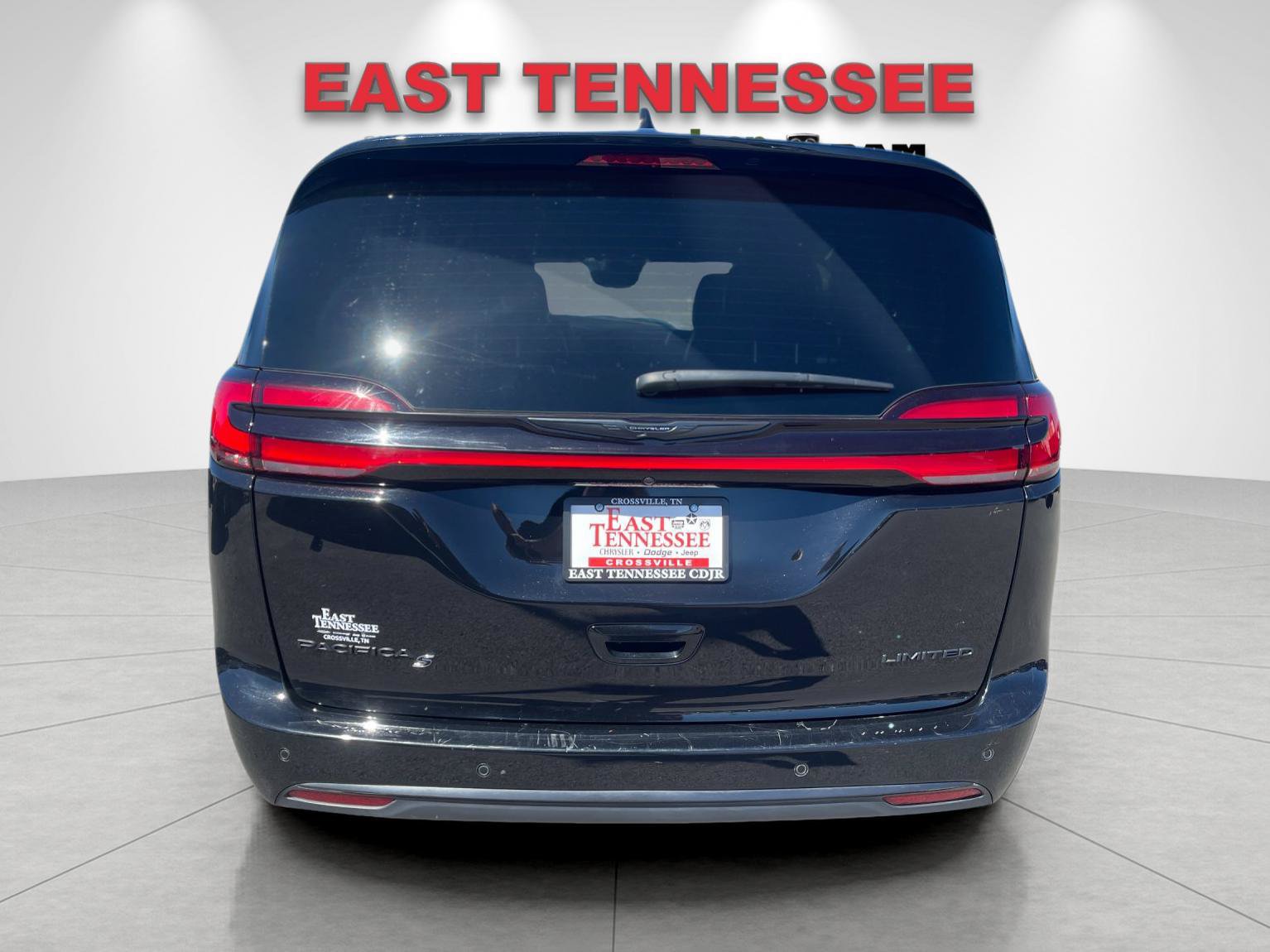 Used 2025 Chrysler Pacifica Limited FWD image 4