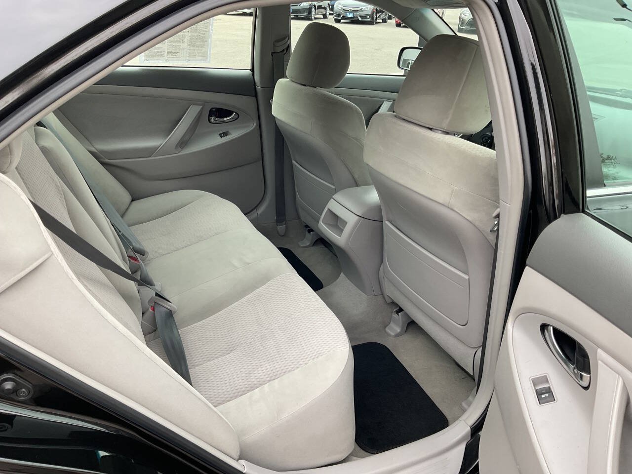 Used 2011 Toyota Camry LE FWD image 31