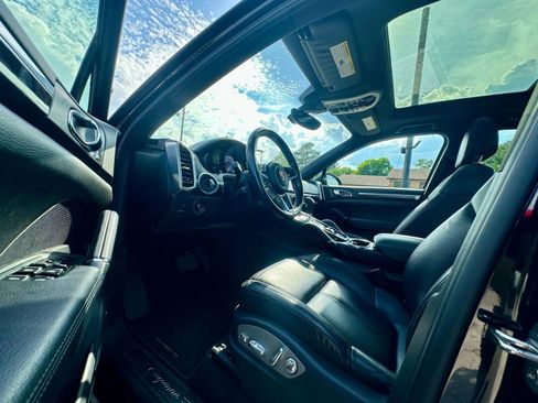 Used 2016 Porsche Cayenne AWD/4WD image 5