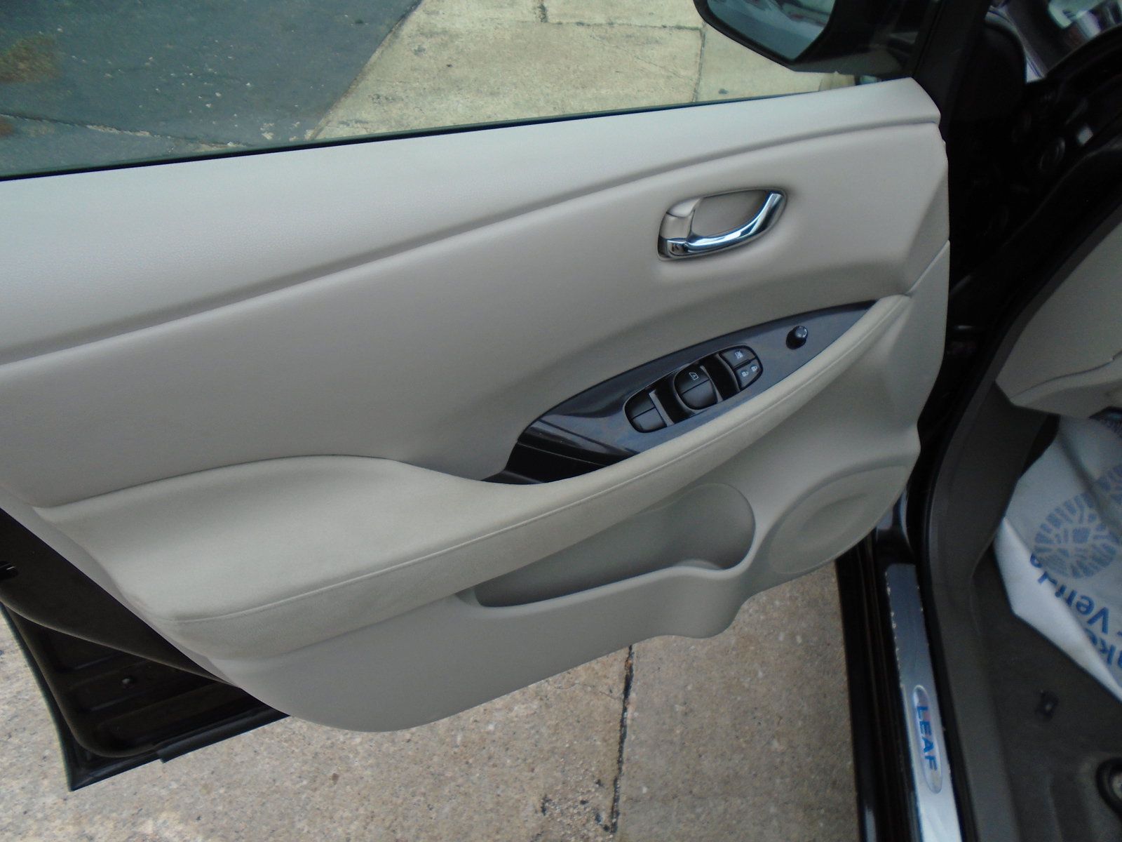 Used 2011 Nissan Leaf w/ Eco Design Pkg FWD image 20