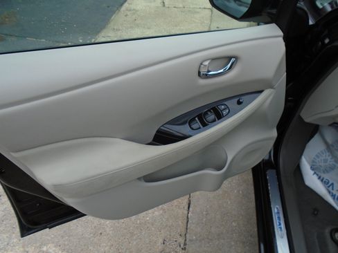 Used 2011 Nissan Leaf w/ Eco Design Pkg FWD image 20