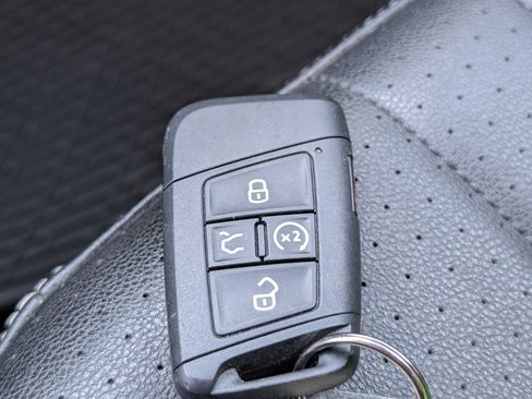 Used 2023 Volkswagen Tiguan SE R-Line image 29