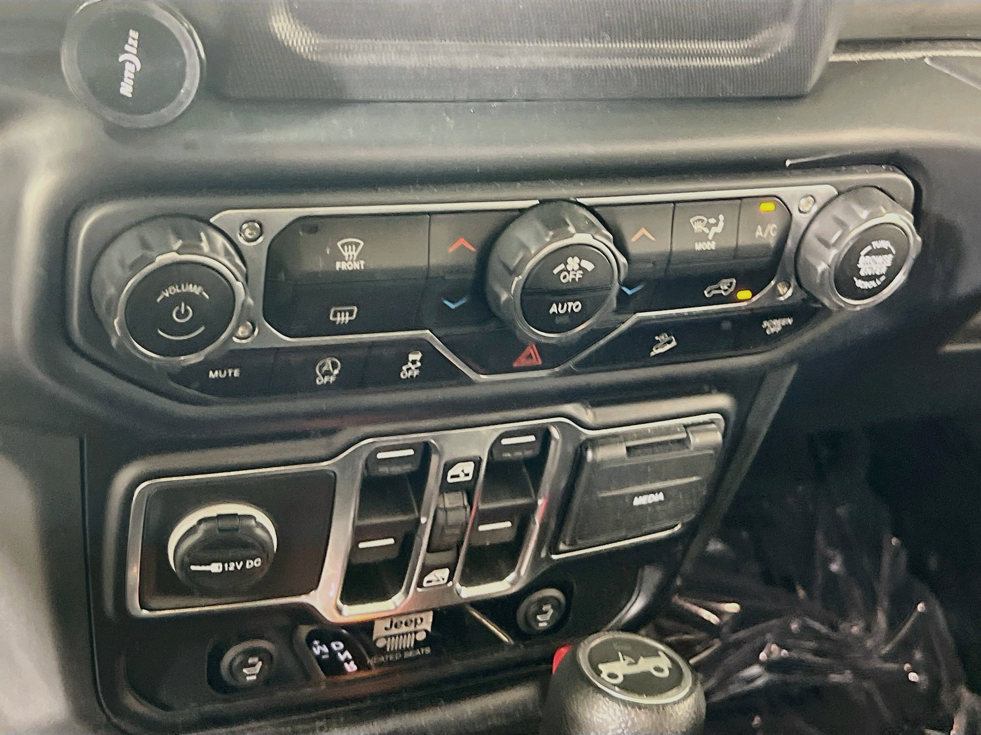 Used 2020 Jeep Wrangler Unlimited Sahara w/ LED Lighting Group AWD/4WD image 15