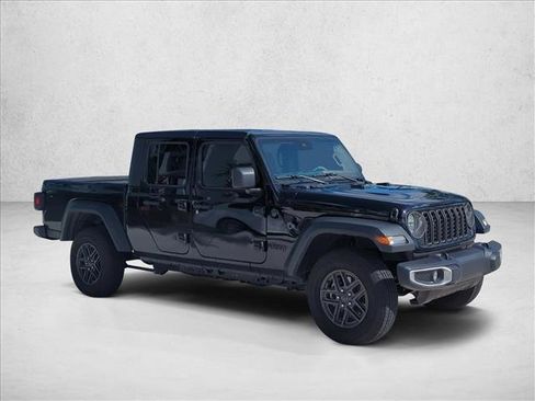 Used 2025 Jeep Gladiator Sport image 3