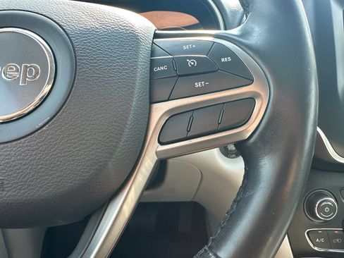 Used 2021 Jeep Cherokee Latitude Plus w/ Mopar Interior Package FWD image 21