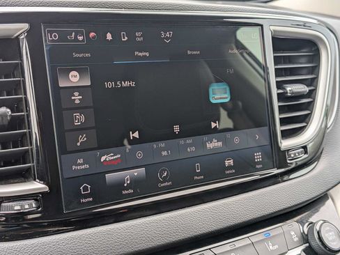 Used 2024 Chrysler Pacifica Touring-L FWD image 27