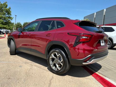 Used 2025 Chevrolet Trax LT FWD image 8