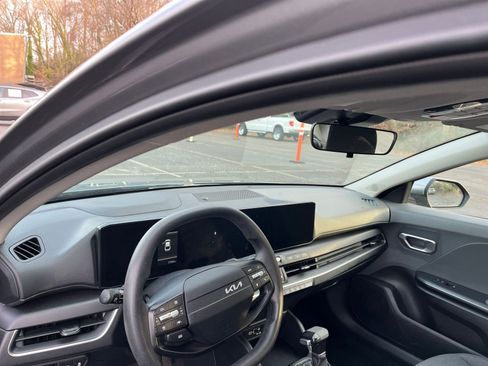 Used 2025 Kia K4 LXS image 32