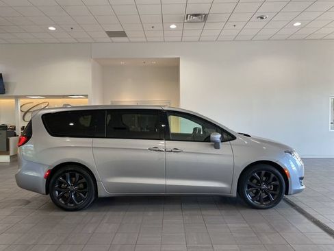 Used 2020 Chrysler Pacifica Touring w/ S Appearance Package FWD image 40