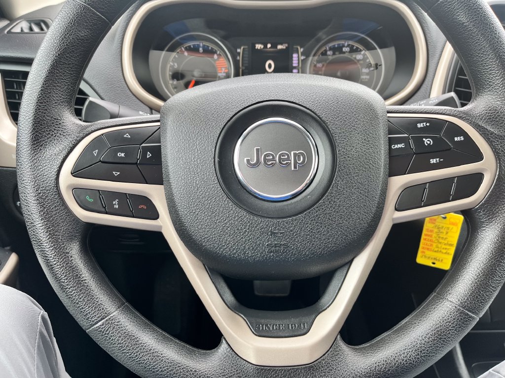 Used 2018 Jeep Cherokee Latitude w/ Safety Group AWD/4WD image 10