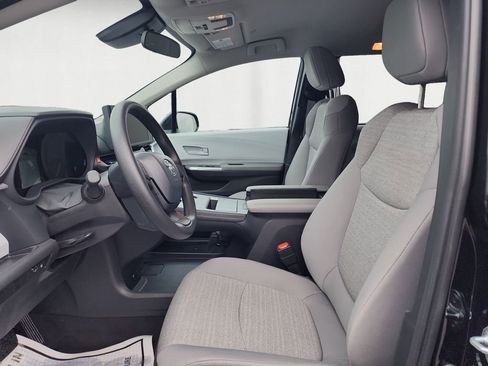 Used 2025 Toyota Sienna LE image 9