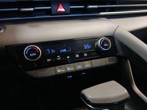 Used 2025 Hyundai Elantra Sport image 17