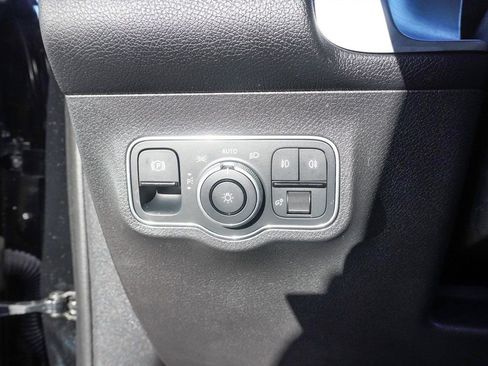 Used 2025 Mercedes-Benz GLB 250 4MATIC image 34