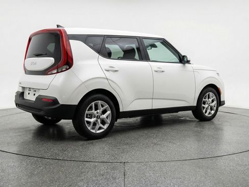 Used 2025 Kia Soul LX w/ LX Technology Package FWD image 9