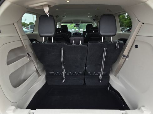 Used 2024 Chrysler Pacifica Touring-L FWD image 32