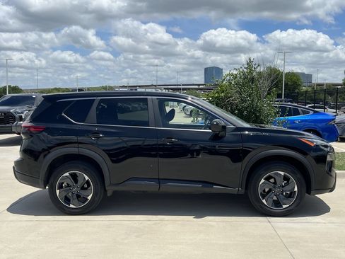 Used 2025 Nissan Rogue SV AWD/4WD image 3