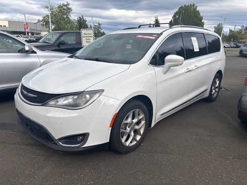 Used 2019 Chrysler Pacifica Touring-L Plus FWD image 3