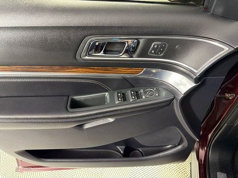 Used 2018 Ford Explorer Limited w/ Equipment Group 301A FWD image 9