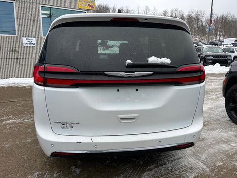 Certified 2023 Chrysler Pacifica Touring-L image 4