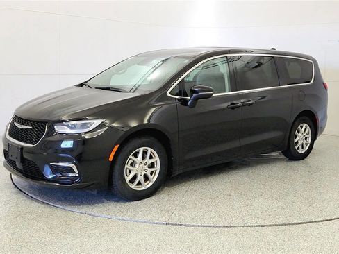 Used 2023 Chrysler Pacifica Touring-L FWD image 3