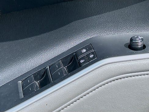 Used 2024 Toyota Highlander XLE FWD image 25