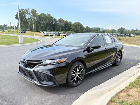 Used 2023 Toyota Camry SE FWD image 3
