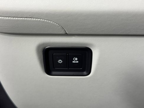 Used 2024 Porsche Cayenne w/ Technology Package image 18