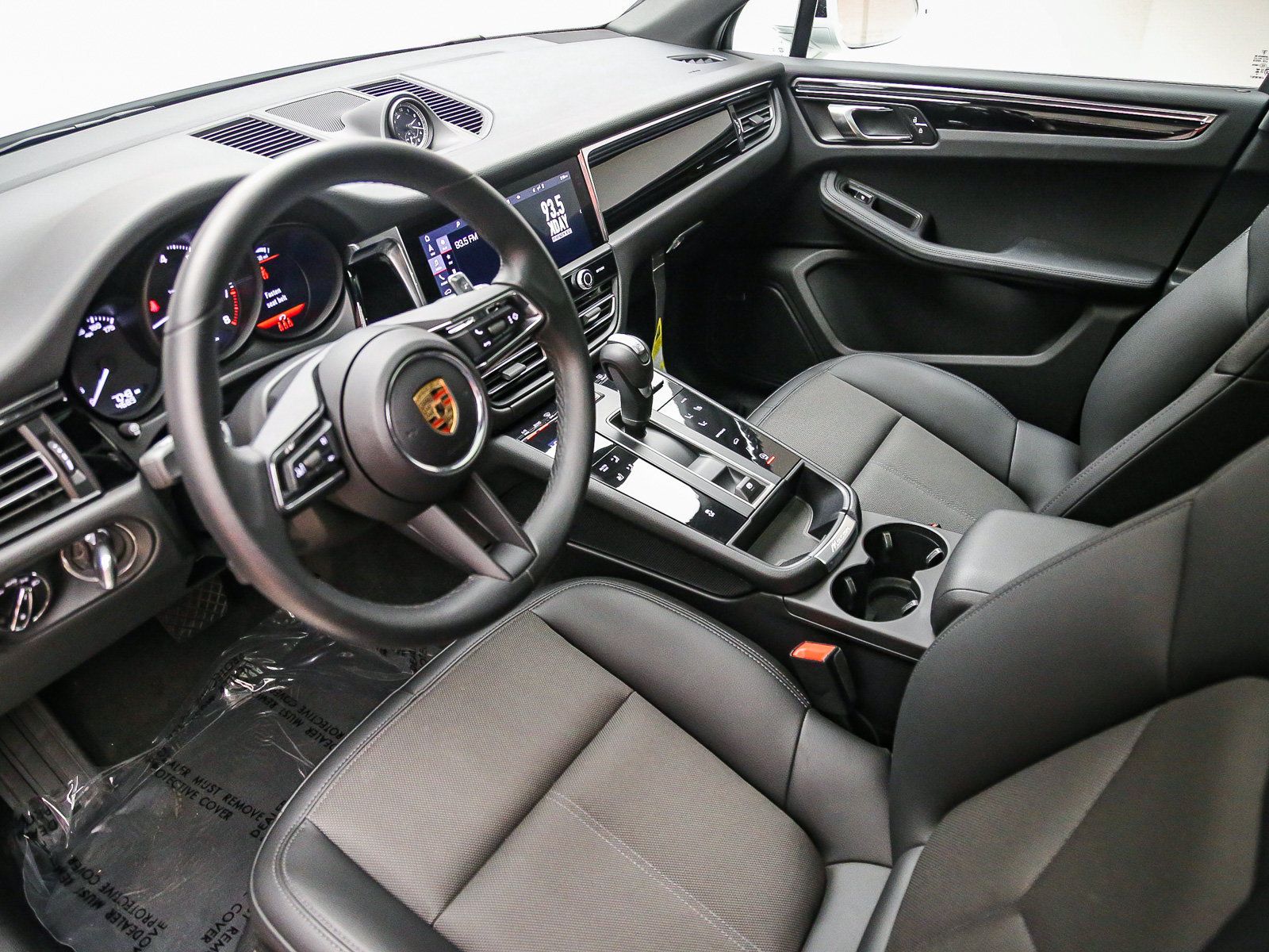 Certified 2025 Porsche Macan AWD/4WD image 3