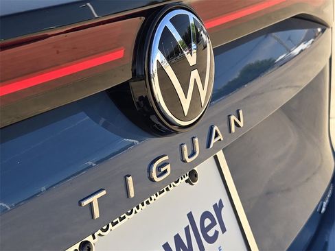 New 2025 Volkswagen Tiguan SE image 7