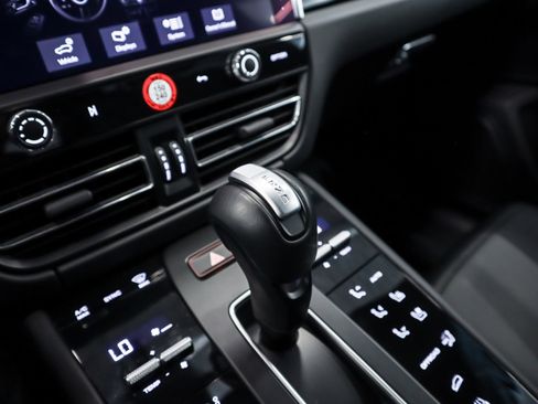 Certified 2025 Porsche Macan T image 19