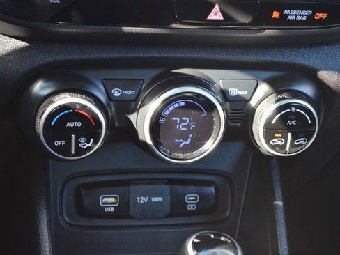 Used 2024 Hyundai Venue SEL image 31