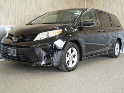 Used 2020 Toyota Sienna L image 4