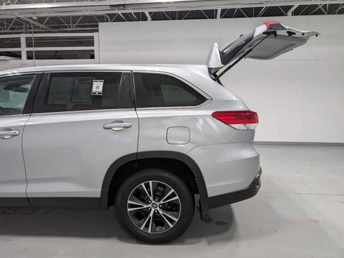 Used 2019 Toyota Highlander LE image 12