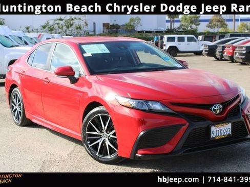 Used 2024 Toyota Camry SE image 1