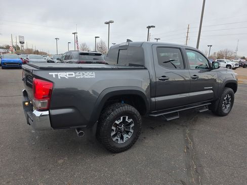 Used 2017 Toyota Tacoma TRD Off-Road image 5