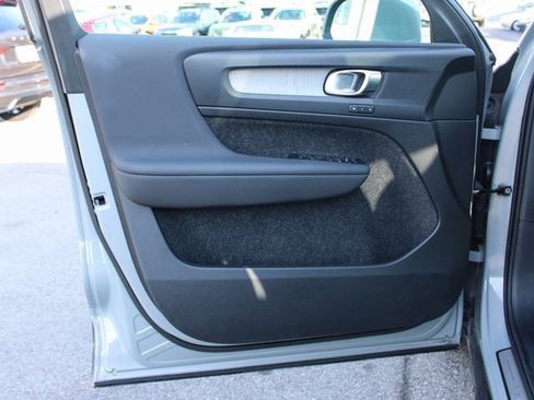 Used 2025 Volvo XC40 B5 Core image 10