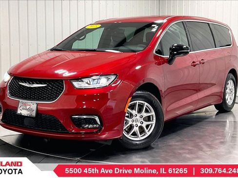 Used 2025 Chrysler Pacifica Select FWD image 1